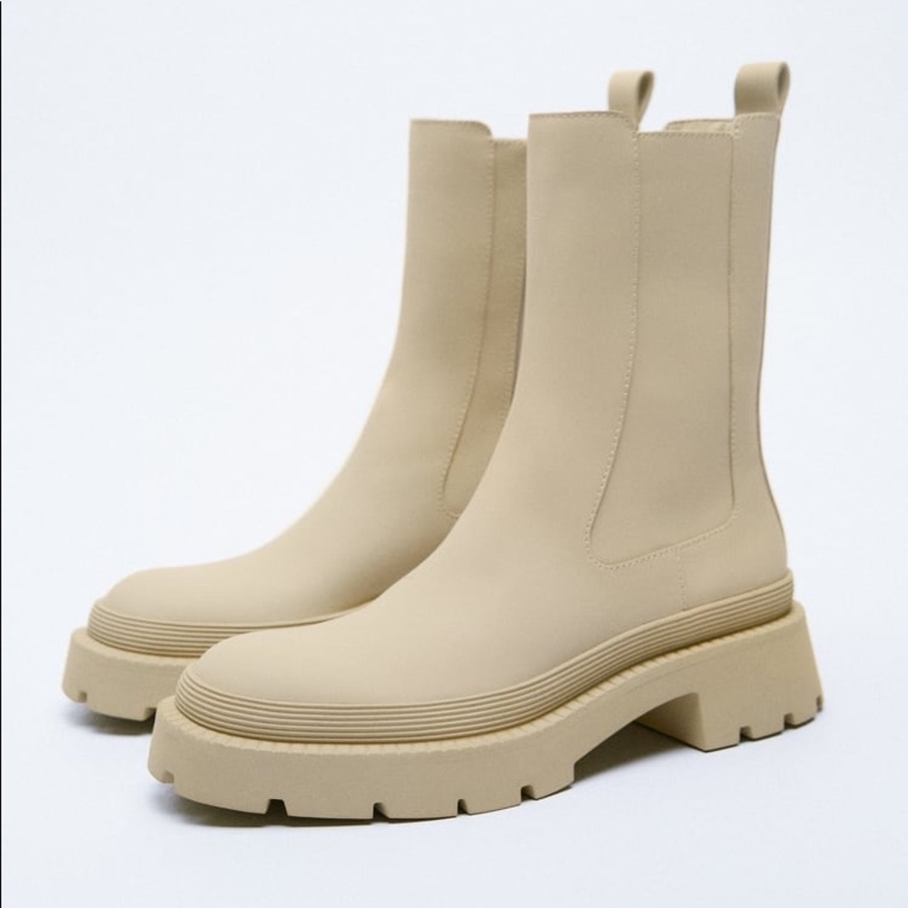 Rubber ankle boots. Topstitching and back pull tab detail. Lug sole. Runs big